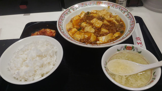 L'assiette de tofu avec un peu de riz blanc et une soupe