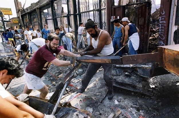  pequeñas curiosidades  - Página 22 Photos+of+The+1992+Los+Angeles+Riots+(6)