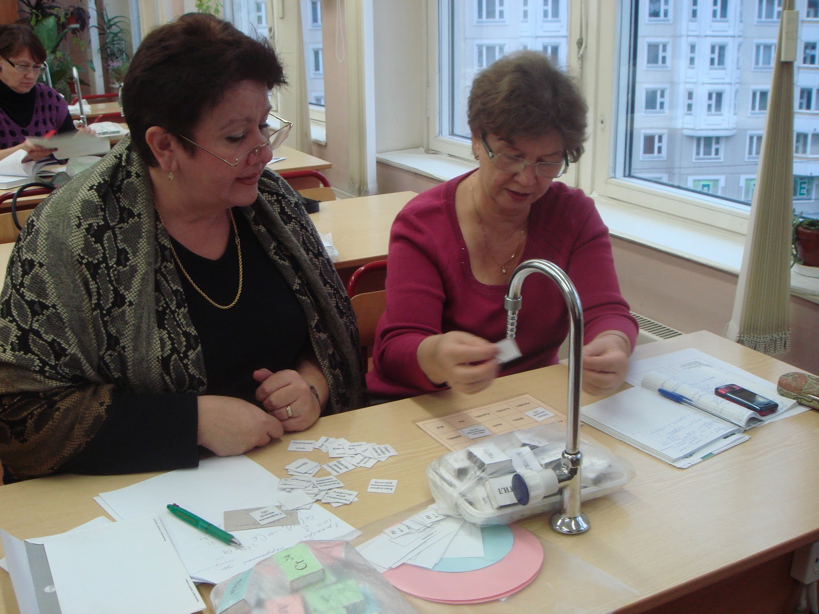 школьники на уроке химии. мастер класс по химии для учителей. светлана учитель химии. 204 школа химии учитель. преподаватель по химии.