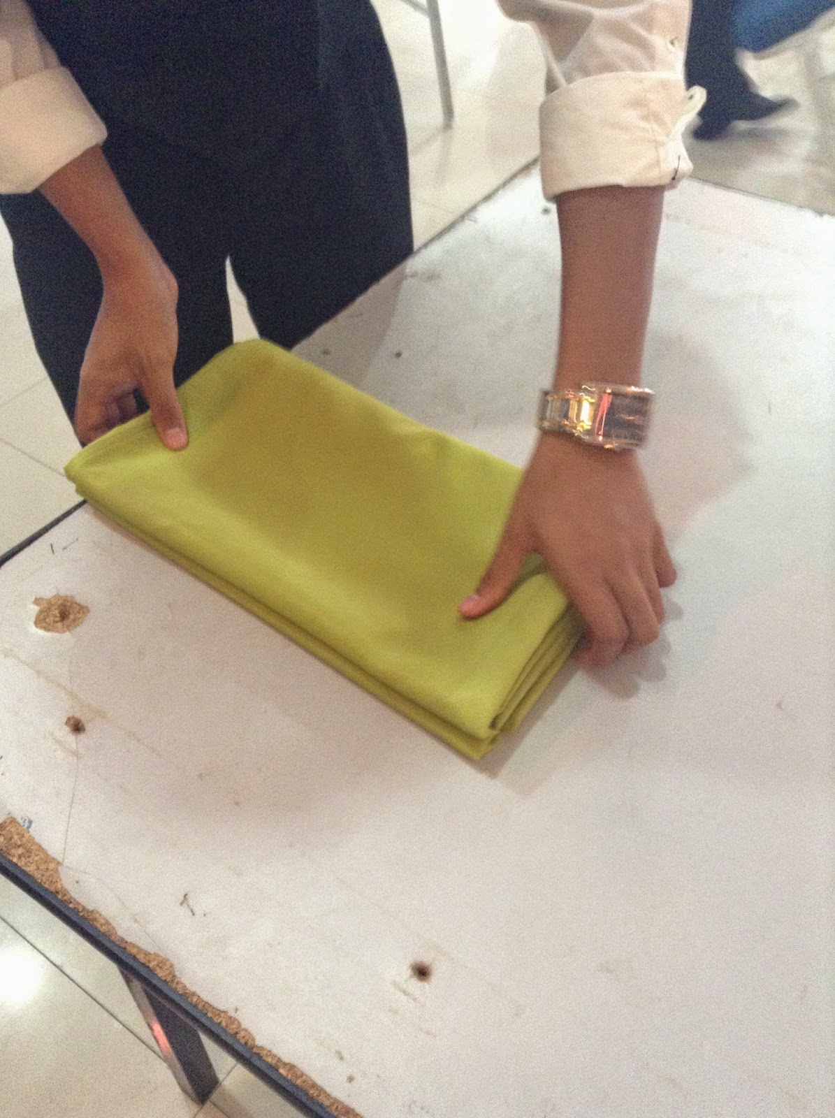 HH309Food and Beverage (aliments et boissons) How to fold a table