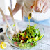 Γνωρίζεις τι ακριβώς προσφέρει το λάδι στις σαλάτες εκτός από νοστιμιά;
