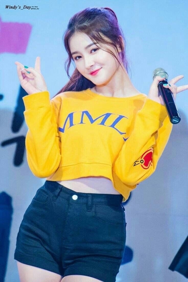 Nancy (MOMOLAND) bị lộ ảnh lúc đang thay đồ