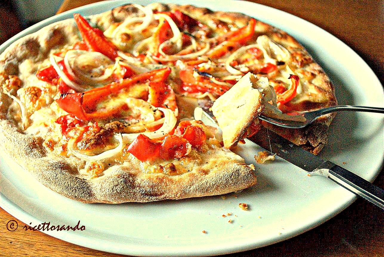 pizza fatta in casa con lievito madre ai peperoni ricetta per il forno di casa