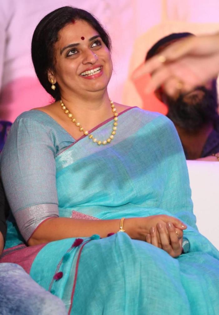 Pavitra Lokesh photos gallery - UDHAYANILA GROUPS