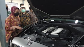 Bantu Korban Bencana, Mensos Risma Lelang Mobil Rolls-Royce Program Undian