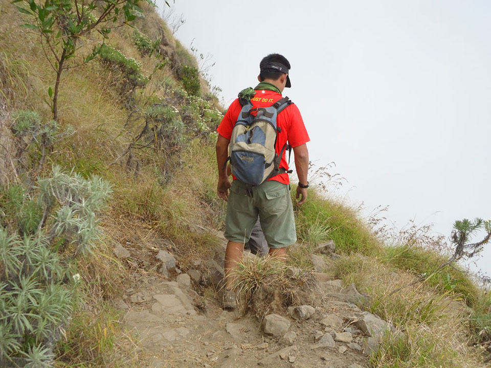 Para pendaki harus lincah menuruni lereng kawah ke danau Segara Anak, kemiringan kawah dari 20 derajat hingga 70 derajat, Gunung Rinjani Para pendaki harus lincah menuruni lereng kawah ke danau Segara Anak, kemiringan kawah dari 20 derajat hingga 70 derajat, Gunung Rinjani