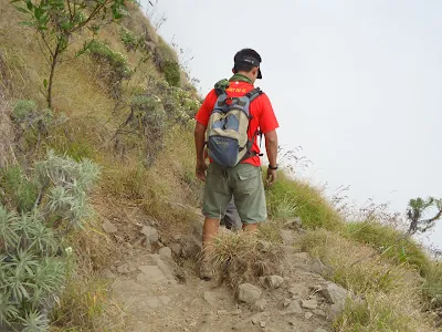 Para pendaki harus lincah menuruni lereng kawah ke danau Segara Anak, kemiringan kawah dari 20 derajat hingga 70 derajat, Gunung Rinjani