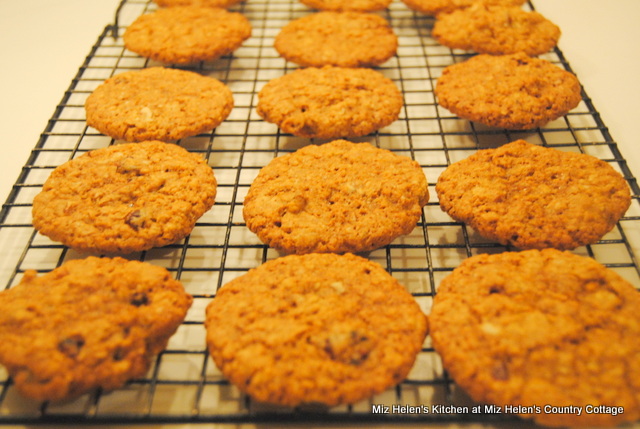 Old Fashioned Oatmeal Cranberry Cookies at Miz Helen's Country Cottage