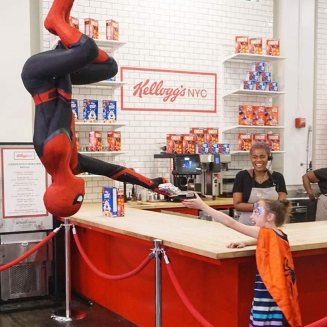 Spider-Man at Kellogg's NYC :「スパイダーマン : ファー・フロム・ホーム」が間もなく全米公開のフレンドリーなヒーローが、ご近所のニューヨークのケロッグのお店に出現 ! ! の楽しいサプライズ ! !