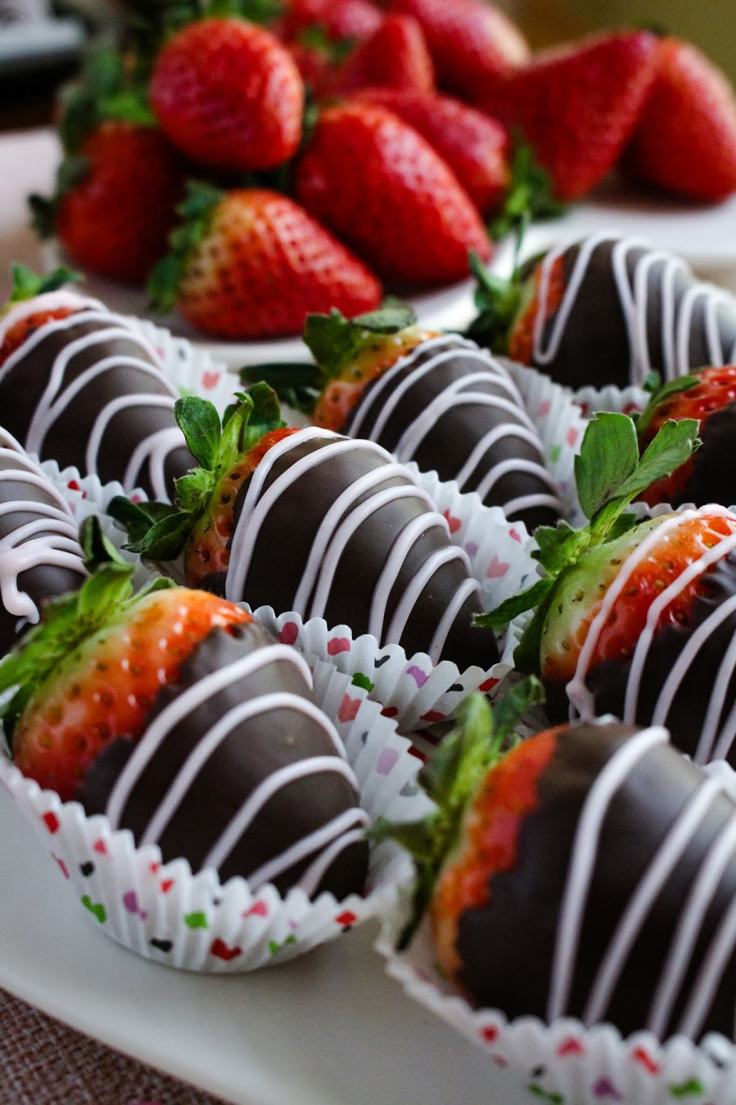 Valentine's Day Chocolate Covered Strawberries | The Two Bite Club | #valentinesdaydessert #strawberries #chocolate