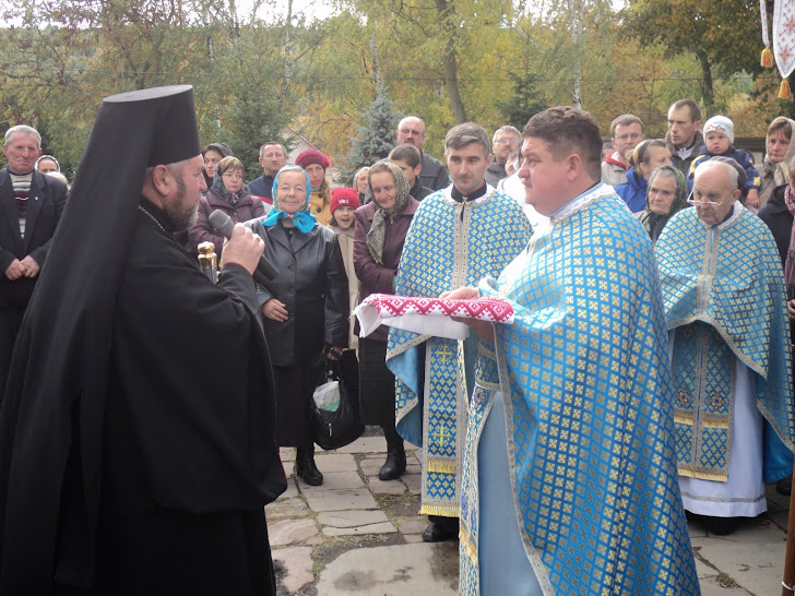 Зустріч преосвященого владики Василія Семенюка біля парафіяльної церкви