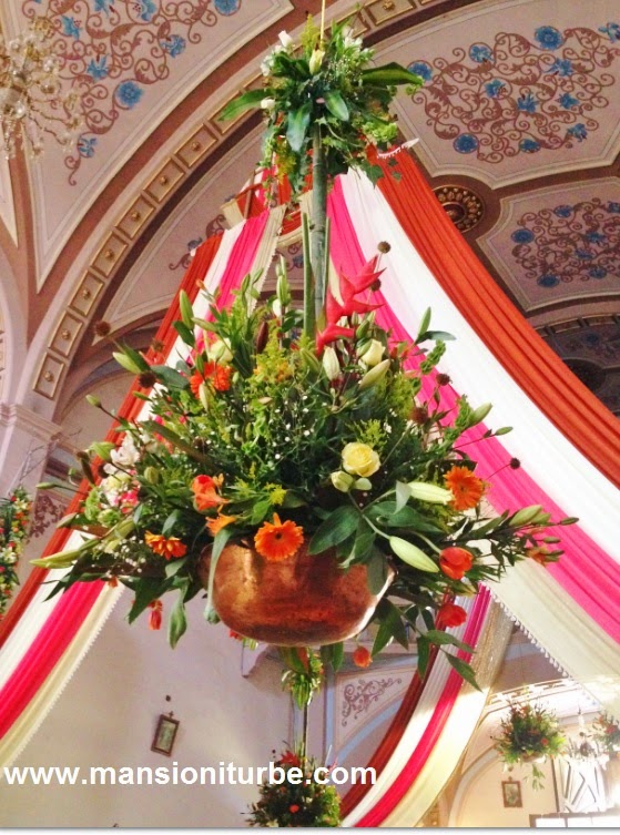 Adornos florales en honor del Señor del Rescate en Tzintzuntzan