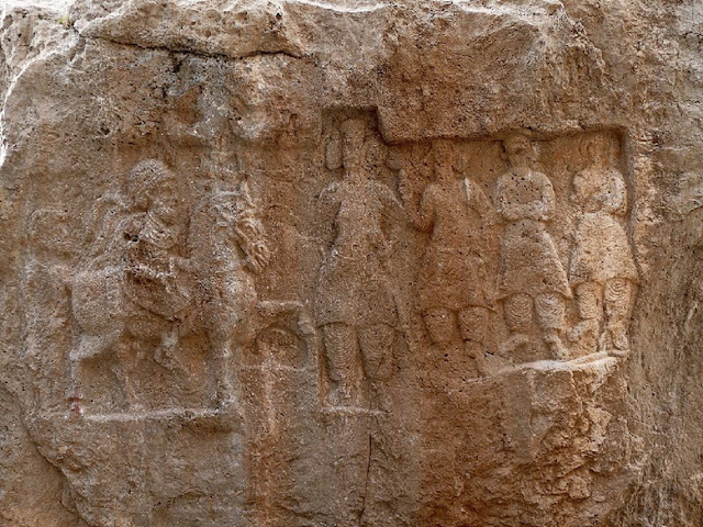 Наскальный рельеф из Хунги-Ноурузи (Хузистан)  с изображением царя Митридата I (всадник слева) и правителя Элимаиды. commons.wikimedia.org