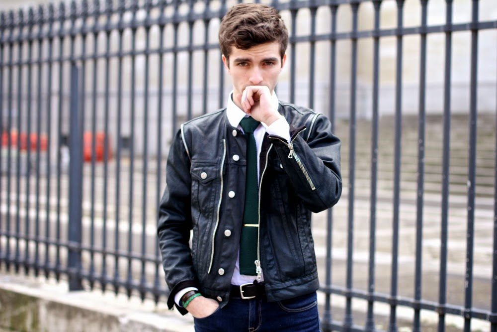 BLOG-MODE-HOMME-PREPPY-STYLE_Dries-Van-Noten_Jeans-slim_Boots-Weston-Cravate-tricot-vert_Paris-Ursul-mensfashion-dandy