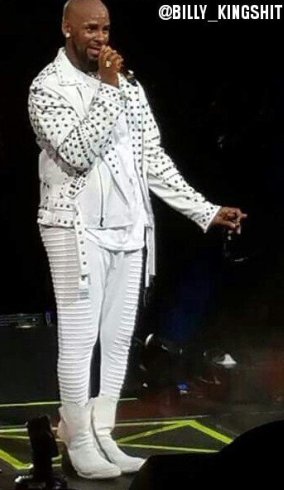 R Kelly See what R.Kelly wore to perform on stage...lol (photos)
