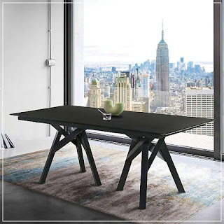 Moderne spisebord i svart våningshus med scuptural ben og rektangulær bordplate