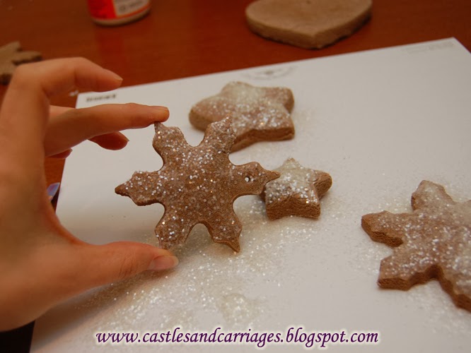 DIY Fake Frosting for our wooden gingerbread houses !! #christmastikto