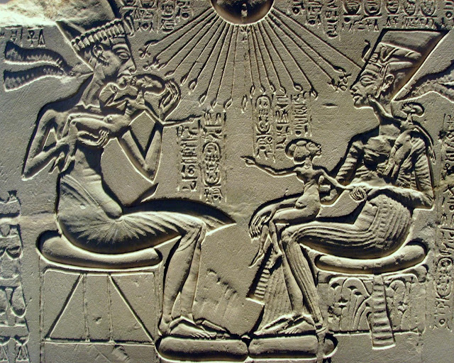 Akhenaten, Nefertiri and three daughers beneath the Aten - Neues Museum - Berlin - Germany 2017.jpg