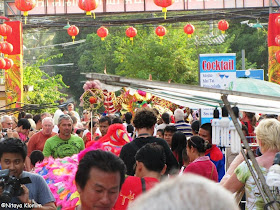 Chinese New Year in Maenam 2013, the crowd