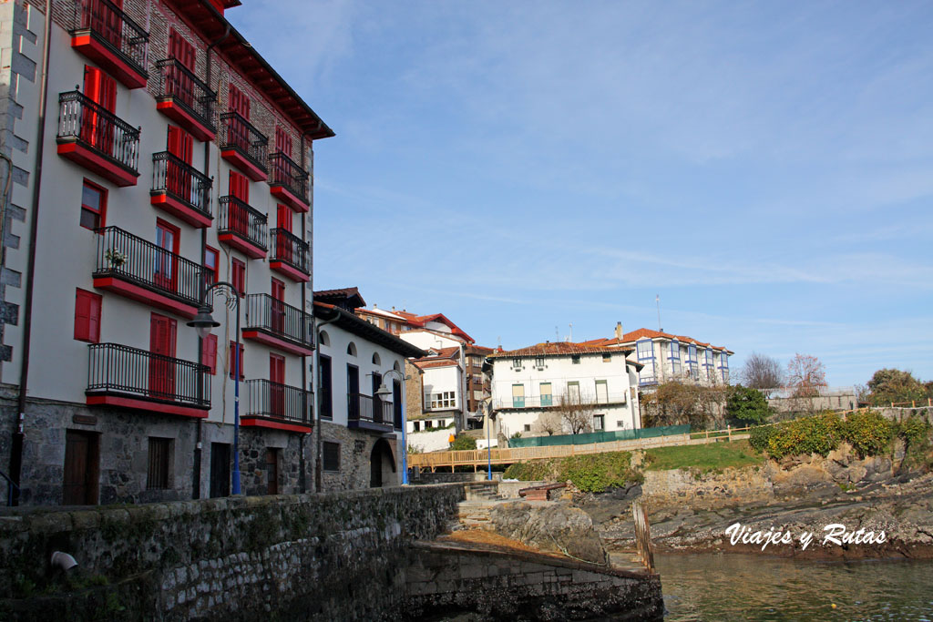 Edificio de la biblioteca en el Puerto de Mundaka