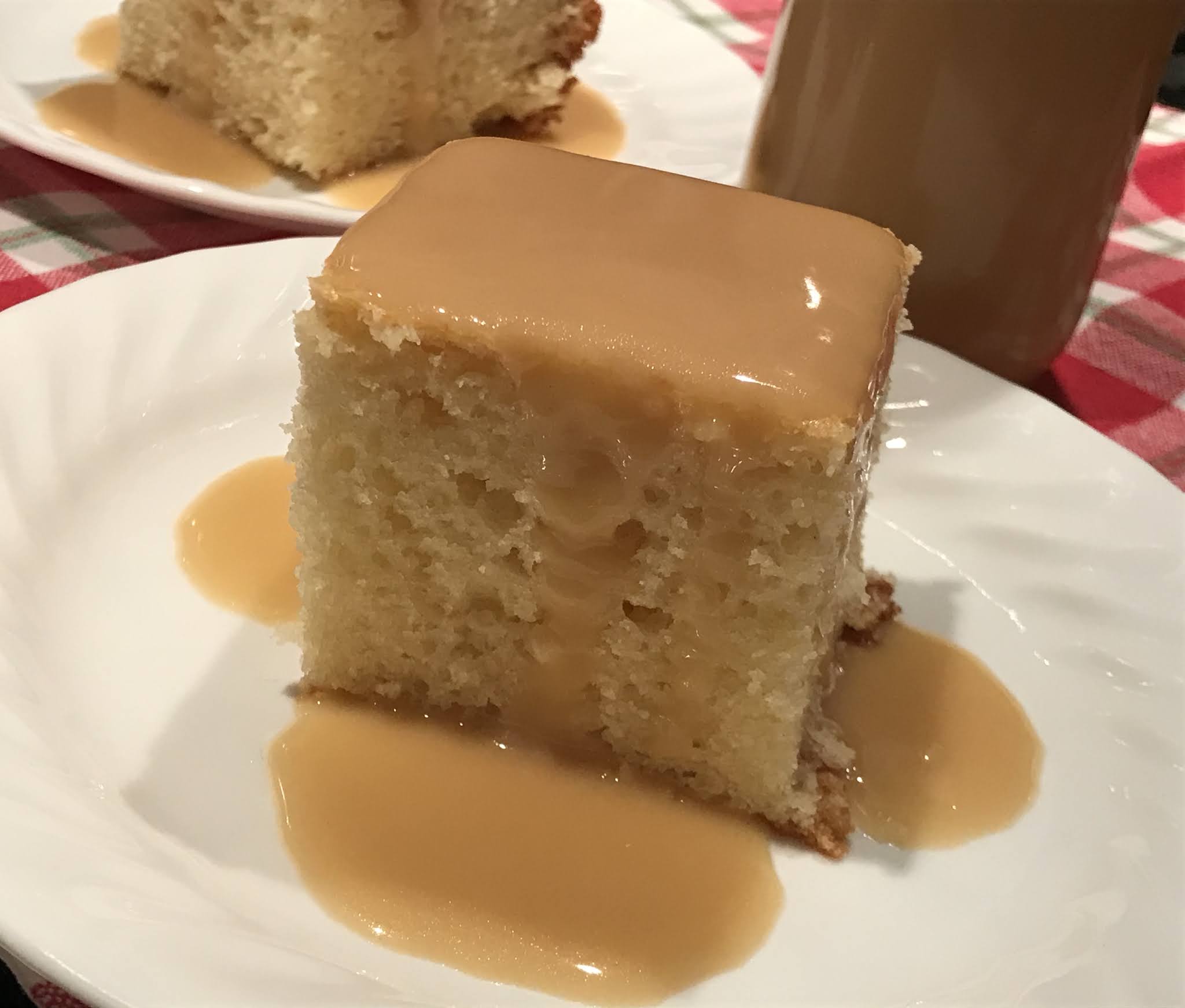 Gâteau à la vanille, sauce sucre à la crème