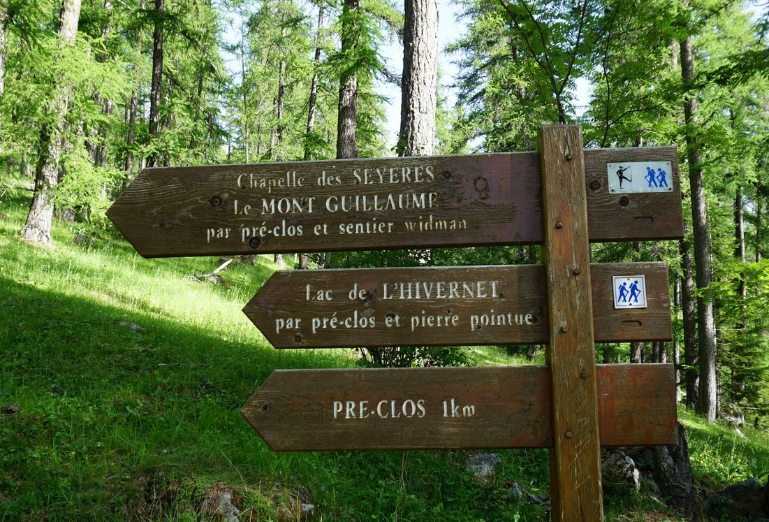 One of the signposts to Mont Guillaume