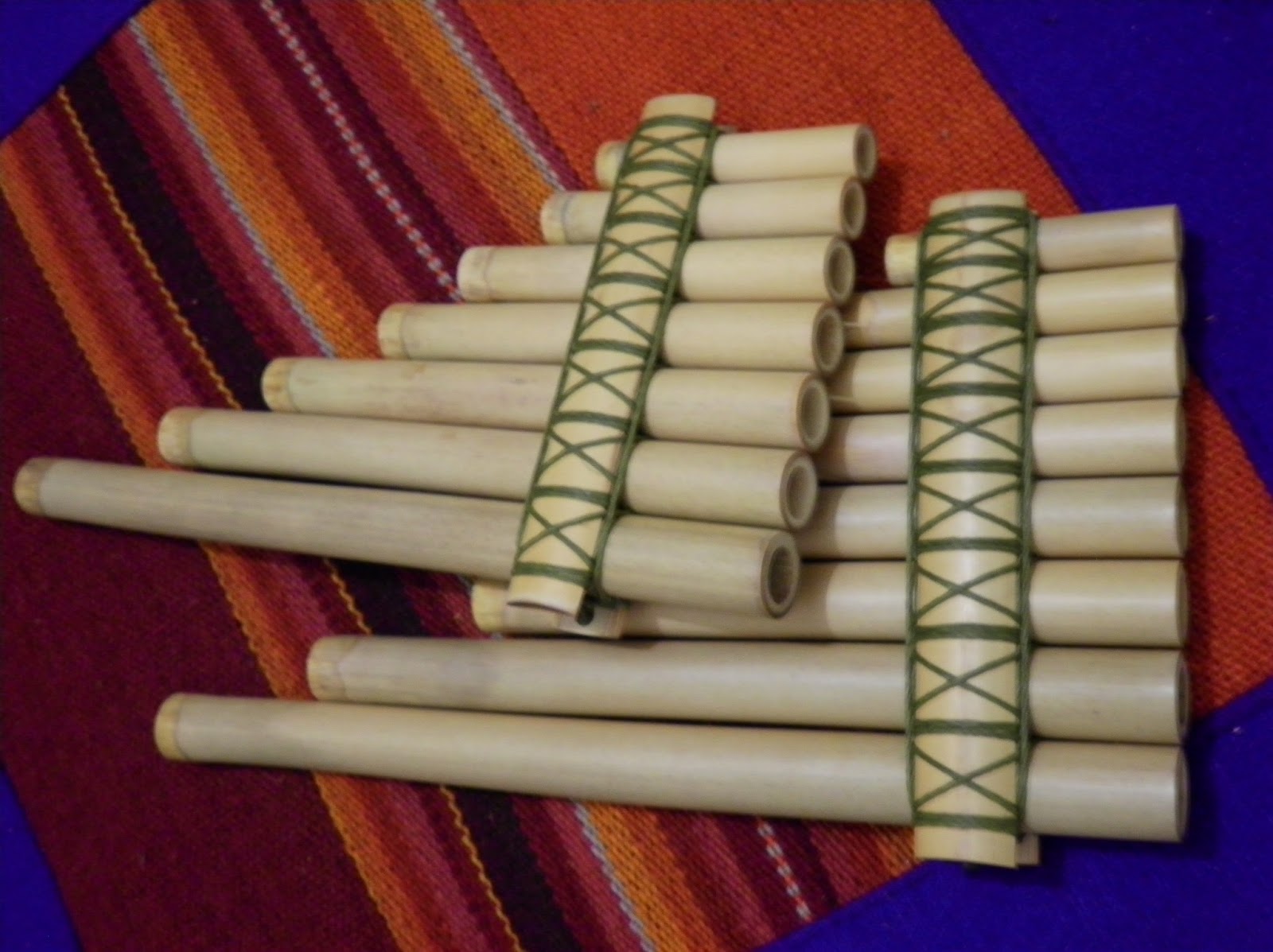 духовой инструмент трубочки. пан флейта духовой музыкальный инструмент. кугиклы духовой музыкальный инструмент. многоствольная флейта свирель. сиринга музыкальный инструмент древней греции.