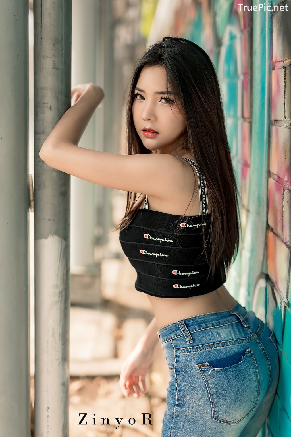True Pic Thailand Model Phitchamol Srijantanet Black Crop Top And Jean