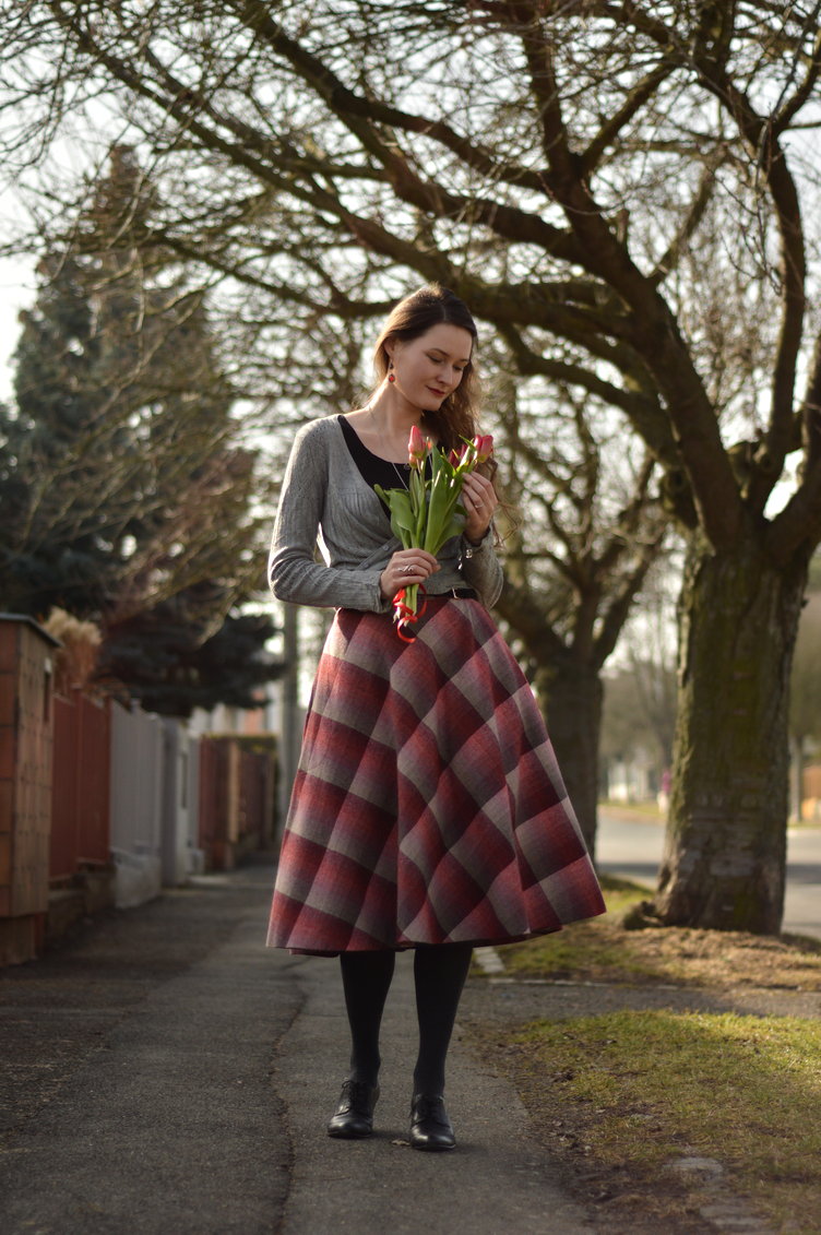 red tulips, spring fashion, thrifted outfit, reds and greys, personal style blog, georgiana quaint, český módní blogger