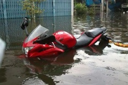 Cara mudah servis motor yang kerendam air saat banjir dengan oli bekas