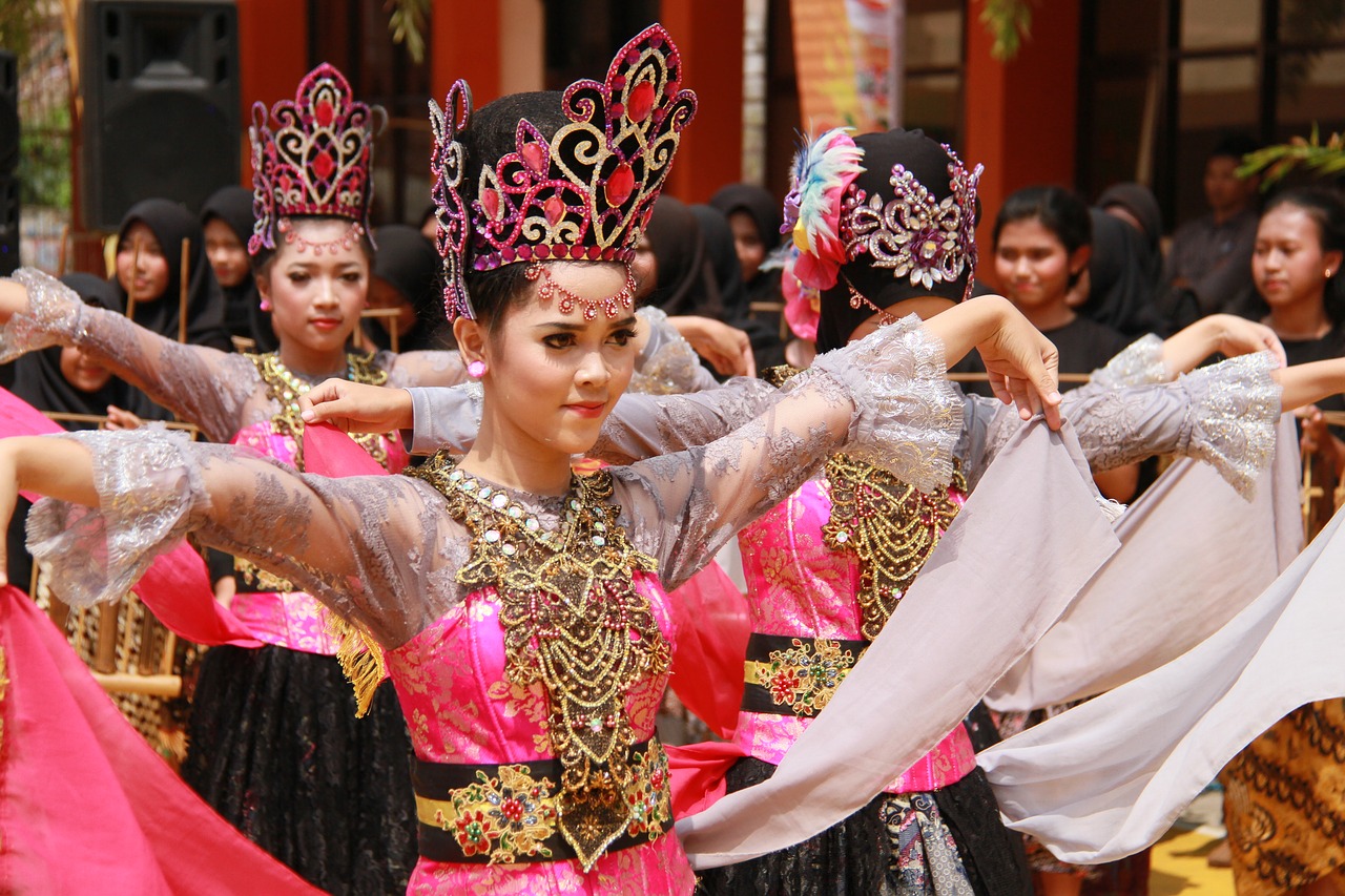 Download PPT Memeragakan Tari Tradisional Sesuai Iringan Seni Budaya