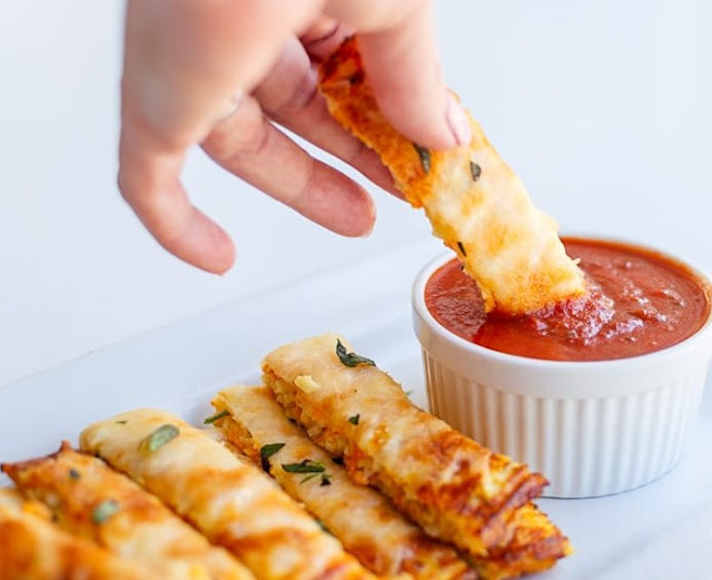 3 INGREDIENT CHEESY CAULIFLOWER BREADSTICKS #healthysnack #lowcarb