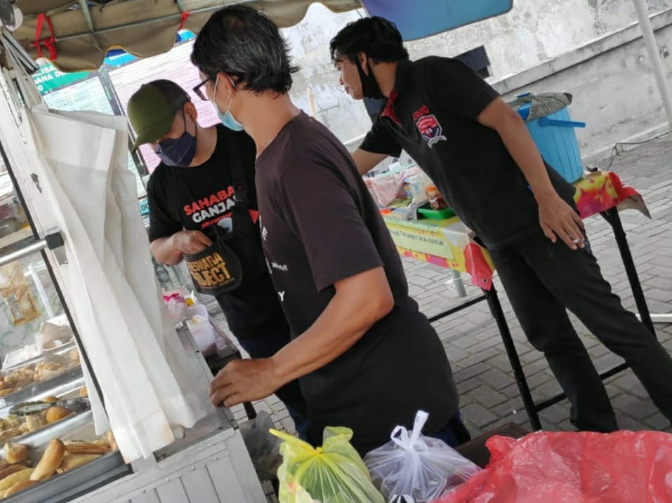 Sahabat Ganjar Bergerak di Tabanan,  Bagikan  Produk UMKM ke Warga