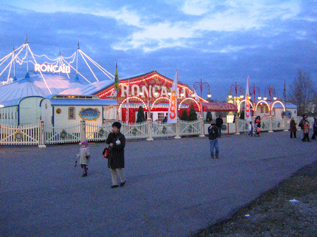 façade et devanture illuminée du Cirque Roncalli 2006