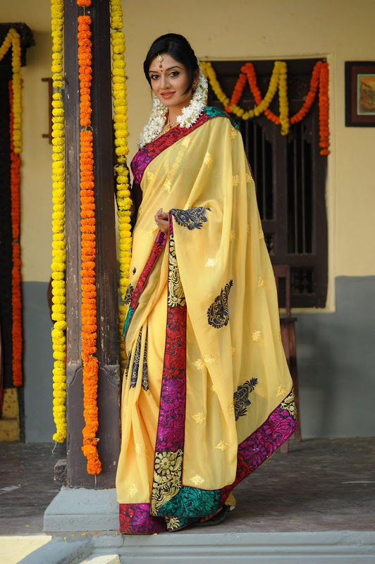 Vimala Raman Cute Saree Photos In Kulumanali Movie Stills wallpapers