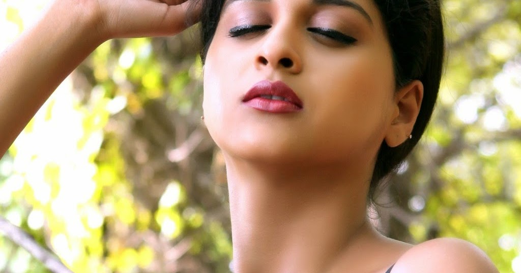 Actress Naveena Hot Photos | CHITTI EXPRESS