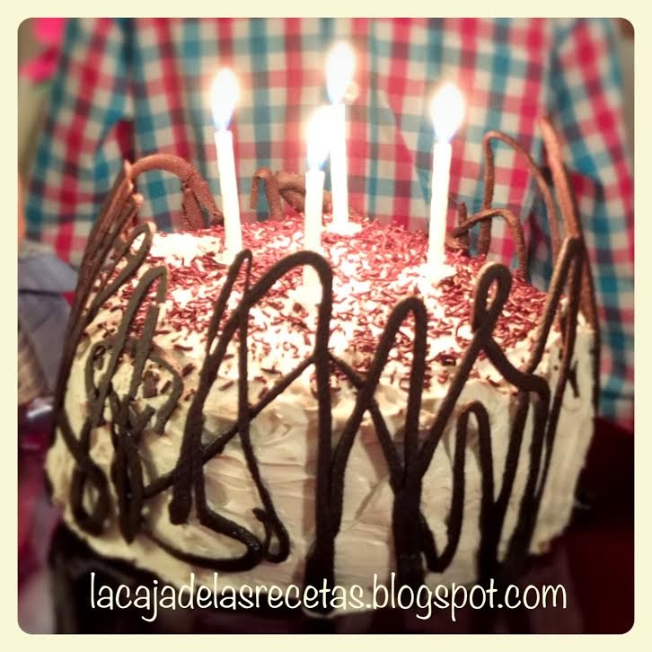 http://lacajadelasrecetas.blogspot.com/2014/03/tarta-cumpleanera-de-chocolate-fresas-y.html