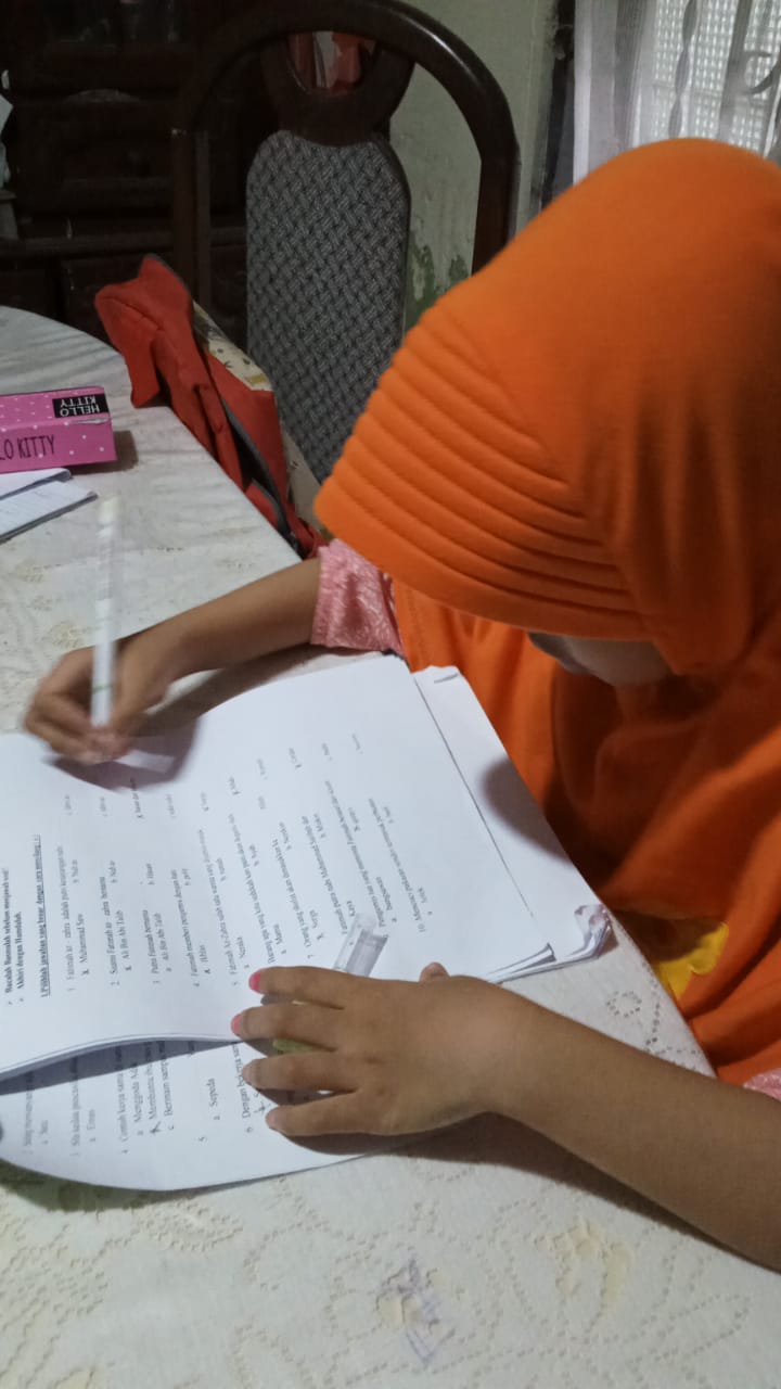 Ngantor Sambil Kawal Belajar Anak di Rumah | Jendela Mamak - Mom