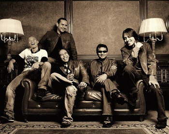 Music News: Lirik Lagu SANG PENGHIBUR/Padi