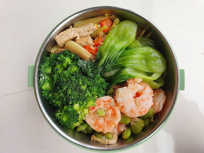 今日午餐：蝦、青江菜、青花菜、豆干炒芹菜、毛豆，2021.01.22