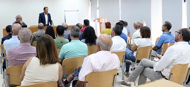 Reunión municipal con los empresarios y comerciantes de la avenida del