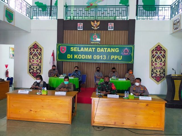 Dandim 0913/PPU Bersama Para Perwira Dan Instansi Terkait Ikuti Vicon Dengan Danrem 091/ASN Tentang PPKM Level Tingkat 4