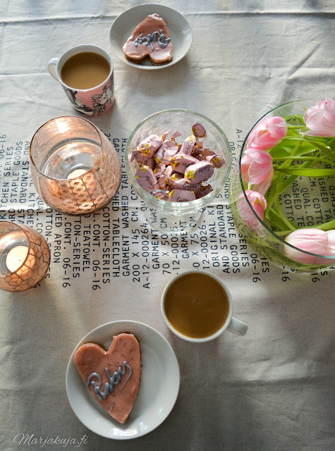 ystävänpäivä rakkaus leivonta mansikkamokkapala geisha tulppaani vaaleanpunainen muumimuki