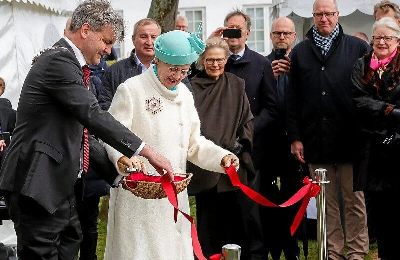 Queen Margrethe wore an ivory wool cashmere long coat. Queen owns a large snowflake diamond brooch