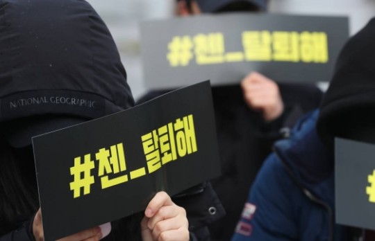 Hayranlar Chen'in EXO'dan ayrılması için protesto yaptı
