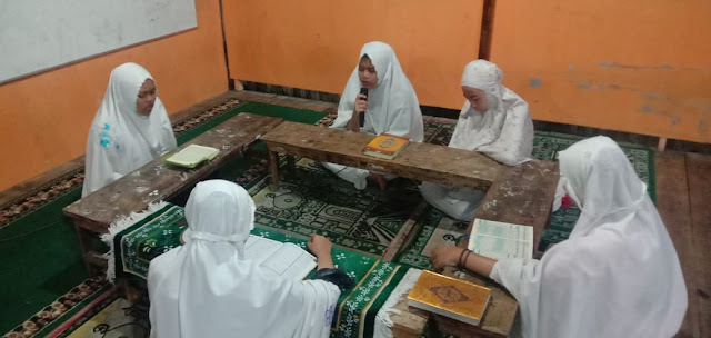 Penjagaan Ilmu, Begini Penjelasannya Allah adalah Ilmu, Ilmu adalah Allah, Itu adalah maqolah Guru kami Syekh Achmad.Dalam arti Ilmu adalah wujud nyata Penjagaan Allah terhadap manusia.Dan dengan ilmu itulah yang akan membuat seseorang takut kepada Allah SWT. انما يخش الله من عباده العلماء artinya : Sungguh orang yang takut kepada Allah dari hamba hambaNya itu, hanya para orang yang alim. Orang yang ahli ilmu bahasa (nahwu shorof), maka dalam perkataannya akan selalu berhati hati, dengan selalu memakai kaidah ilmu bahasa.Sehingga setiap perkataannya terasa indah untuk didengar dan bisa memberikan manfaat bagi pendengarnya.Ahli Ilmu Alquran, maka Alquran yang akan menjadi pembimbingnya, bias bias alquran akan tampak pada akhlaqnya. Ketika orang tersebut ahli ilmu fiqh, maka fiqh tersebut yang akan menuntun pada setiap langkahnya.Sehingga orang tersebut selamat karena mengerti hukum dalam beribadah maupun bermuamalah(sosial). Sehingga dengan menuntut ilmu secara sungguh sungguh, maka akan membawa orang tersebut pada penjagaaan Allah pada setiap aspek kehidupannya. Dalam ayat Alquran Surat AlMujadalah ayat 11 menyebutkan bahwa bagi orang yang beriman dan berIlmu, maka Allah akan meninggikan derajatnya. يرفع الله الذين ا منوا منكم والذين اوت العلم درجاث Artinya Allah Swt. akan mengangkat (derajat) orang-orang yang beriman di antaramu dan orang-orang yang diberi ilmu beberapa derajat. Itulah alasan betapa pentingnya berilmu, baik itu ilmu agama maupun umum. Karena pada dasarnya menurut Imam Ghozali, Ilmu hanya ada dua, yaitu ilmu fardu kifayah dan Ilmu Fardhu Ain. Ilmu Fardhu Kifayah yaitu Ilmu yang kaitannya dengan orang banyak, seperti ilmu kedokteran, ilmu sosial dan ilmu apapun yang bermanfaaat untuk orang banyak.Yang berikutnya adalah ilmu fardhu ain, yaitu ilmu yang kaitannya dengan kewajiban diri sendiri.Seperti ilmu mempelajari alquran(tajwid), ilmu tentang sholat dan semua ilmu yang mempelajari hukum atau kewajiban bagi diri sendiri. Oleh sebab itu janganlah meremehkan ilmu, karena dari ilmu seseorang bisa mengetahui banyak hal. Contoh, dengan ilmu matematika, seseorang bisa mempelajari cara menghitung zakat, bisa mengetahui cara berdagang dll.Dari ilmu kedokteran seorang dokter bisa mengerti bagaimana cara menyebuhkan penyakit, yang tentu saja itu semua sangat bemanfaat. Adapun gambaran orang yang berilmu ada tiga : 1. Ulil Albab(Cerdas Akal) Yaitu orang yang bisa menerangkan ilmu dengan penjelasan secara ilmiah. 2. Ulin Nuha(Cerdas Hati) Golongan yang kedua ini sulit untuk menjelaskan secara ilmiah.Yang mana bias bias akhlaq, terpancar pada tingkah lakunya sehari hari, meliputi tawadhu, sabar dan lain lain. 3. Ulil Ahlam(orang yang mempunyai kepekaan hati dan akalnya).Yaitu golongan orang yang mampu menggabungkan keterangan ilmiah syariat, dengan perwujudan amal perbuatan dalam kesehariannya. Jadi bagi orang yang ingin memperoleh keberkahan ilmu, haruslah bisa bermanfaat untuk orang lain, dengan selalu mengamalkan ilmunya dengan baik. Yang mana untuk memperoleh keberkahan ilmu, harus melalui bimbingan seorang guru yang alim dan bijaksana. Ayoeb Taufani Zaman.