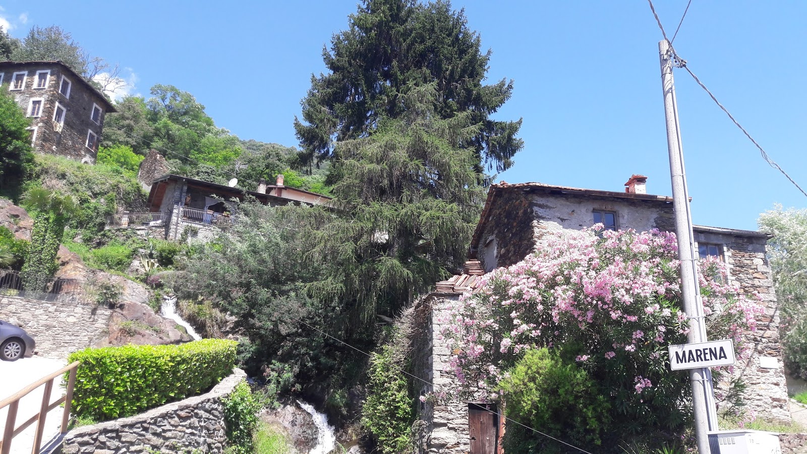 LIBRANDO E VIAGGIANDO SAN SIRO Alla scoperta del LAGO di COMO LIBRANDO E VIAGGIANDO SAN SIRO Alla scoperta del LAGO di COMO