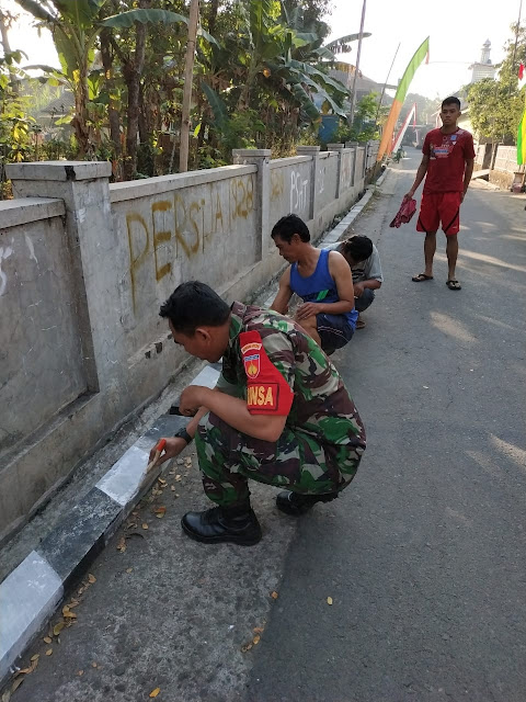 Jelang Peringatan HUT RI, Babinsa Karangtengah Bersama Warga Karya Bakti Pengecatan Talud