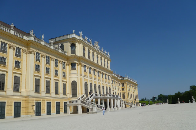 Widok od strony ogrodu na pałac Schonbrunn