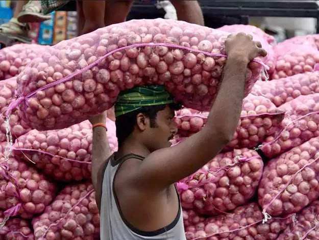 the market news of agriculture in Gujarat Cyclone Tauktae effected can be seen in the strength of the onion market yard due to Gujarat onion apmc marketing yard price hike